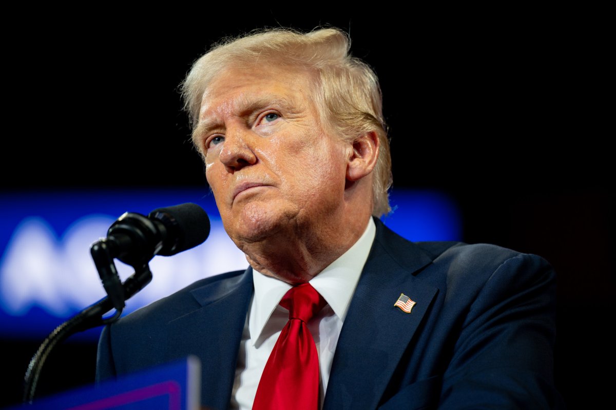 donald trump journalist black chair resign