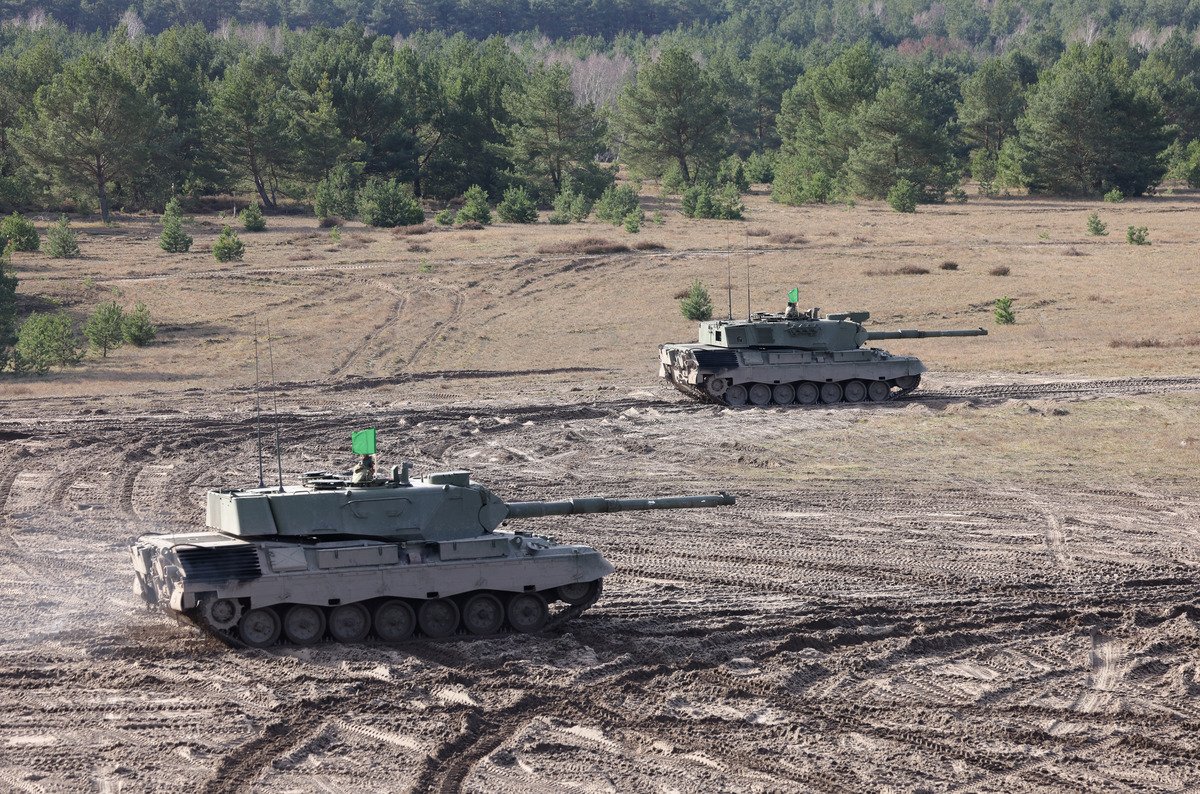 Leopard 1A5 main battle tanks