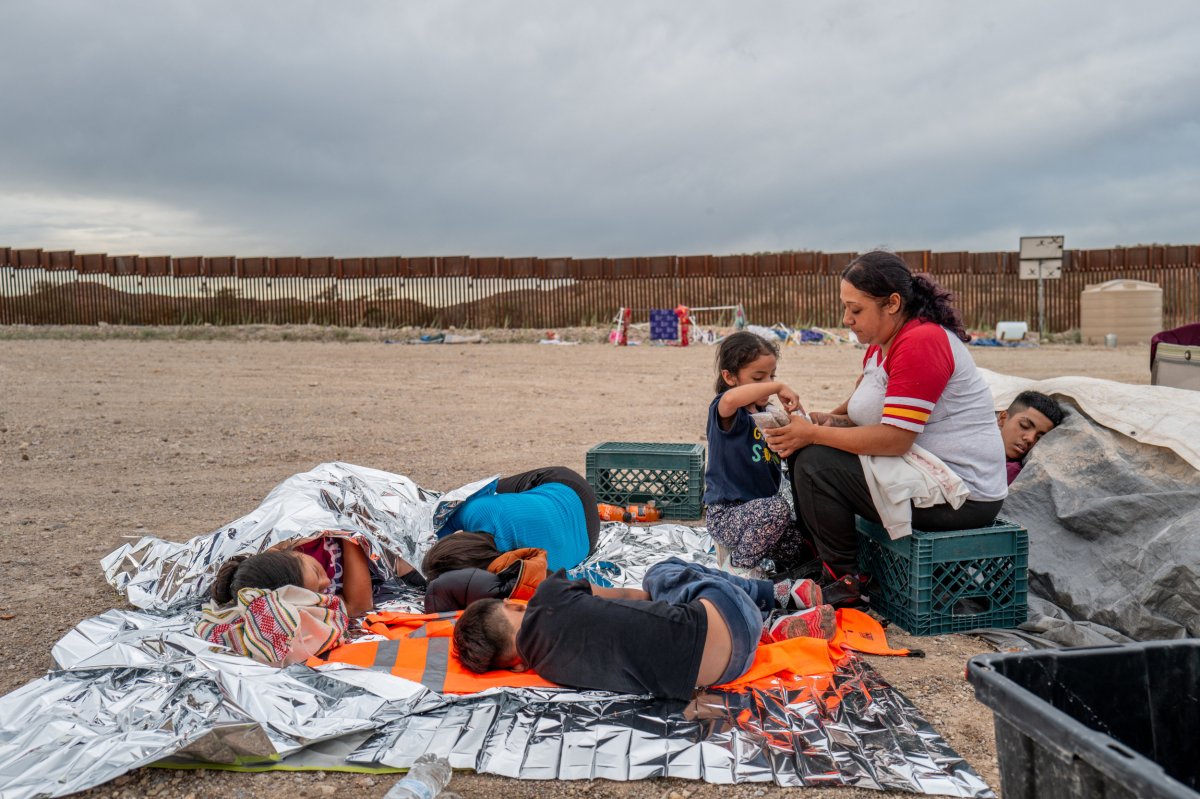 Migrants near border in Arizona
