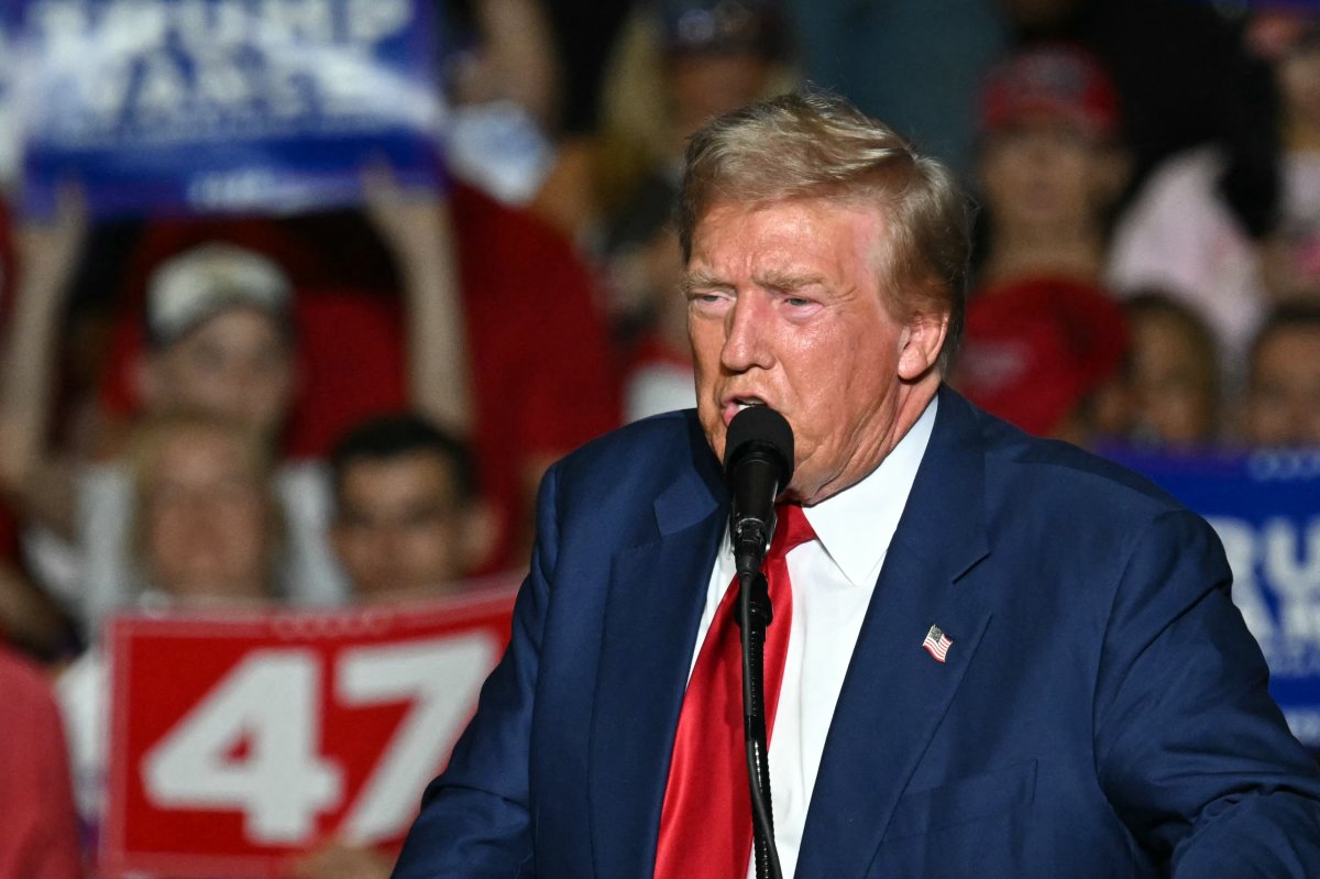 Mark Meadows’ Court Loss Worrying Sign for Donald Trump: Legal Analysts