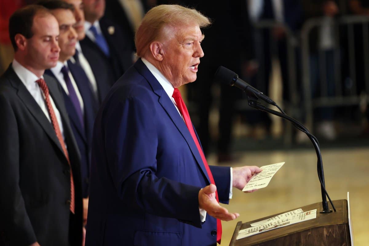 Trump Struggles to Find Name in Notes During E. Jean Carroll Press Event