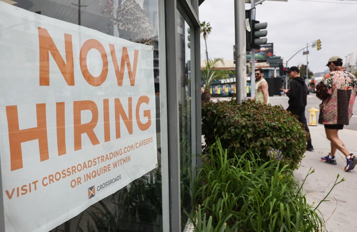 US Jobless Claims Drop Amidst Low Layoffs