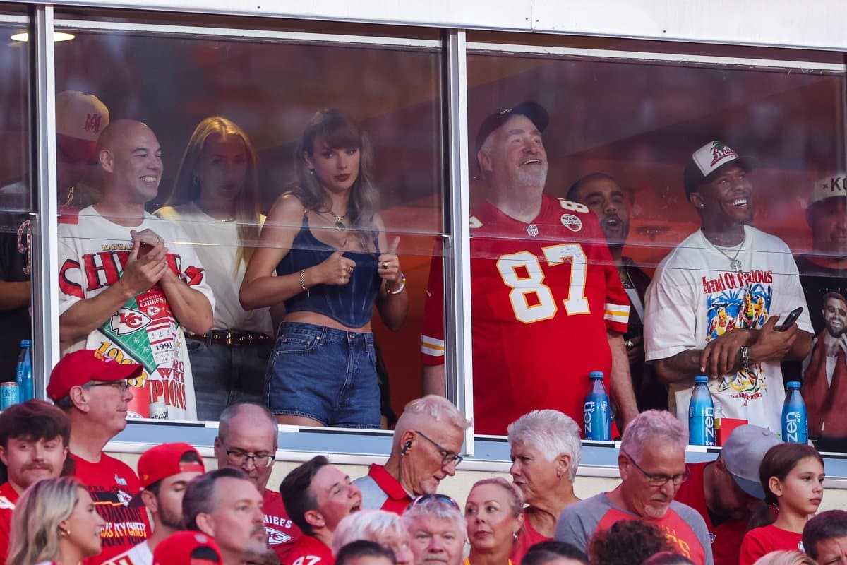 Why A Chiefs Fan’s Incredible Moment With Taylor Swift Is Going Viral