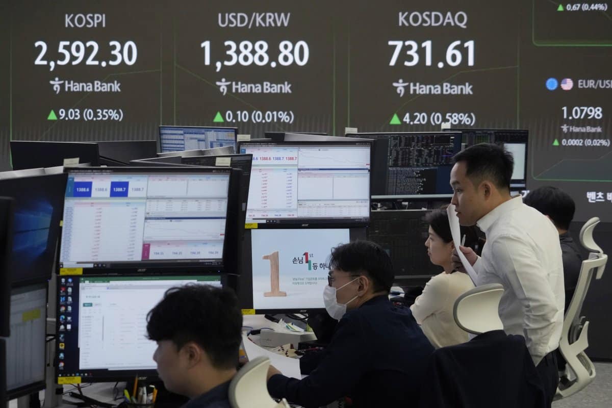 Currency traders, Seoul, South Korea