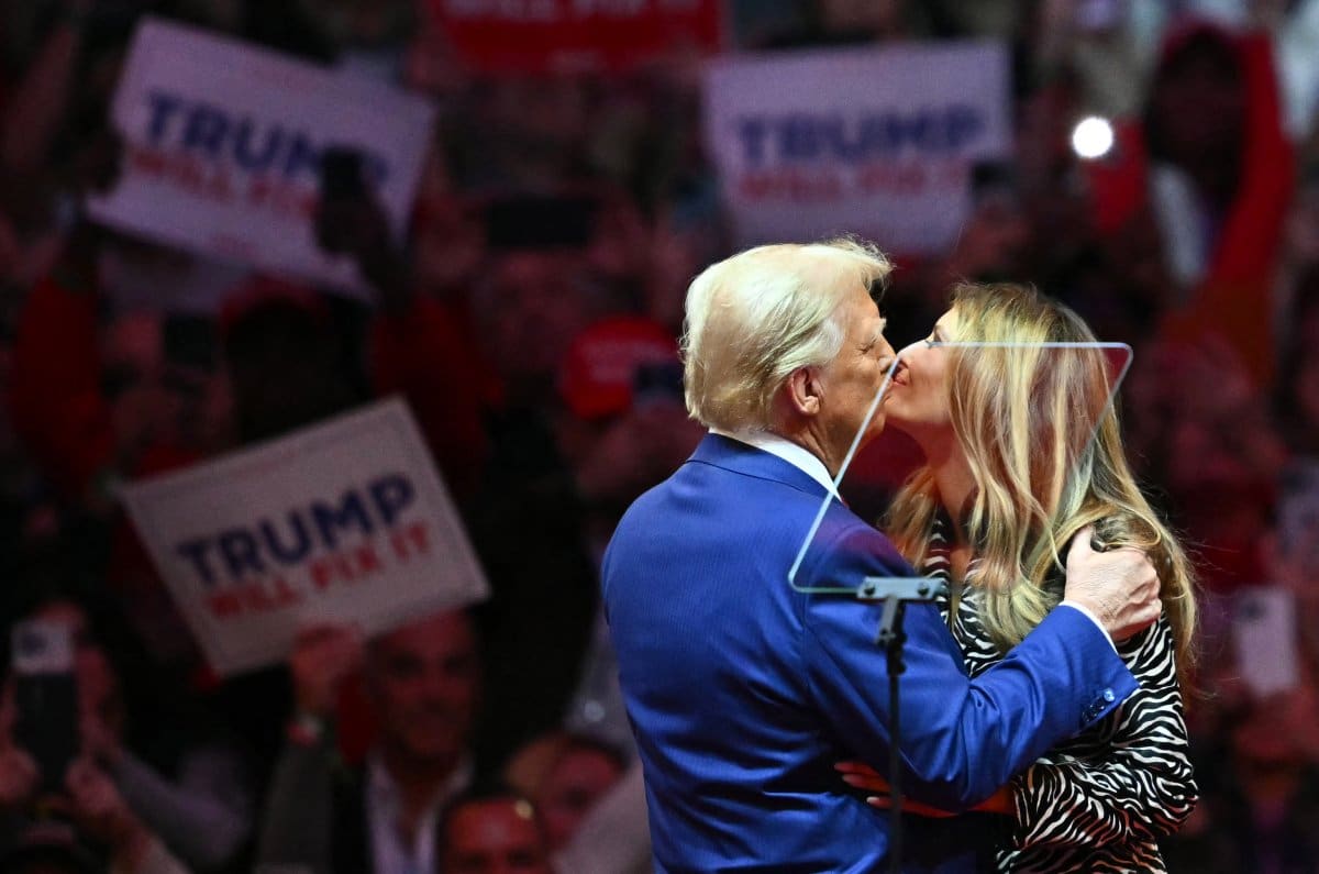 Donald Trump Melania Kiss