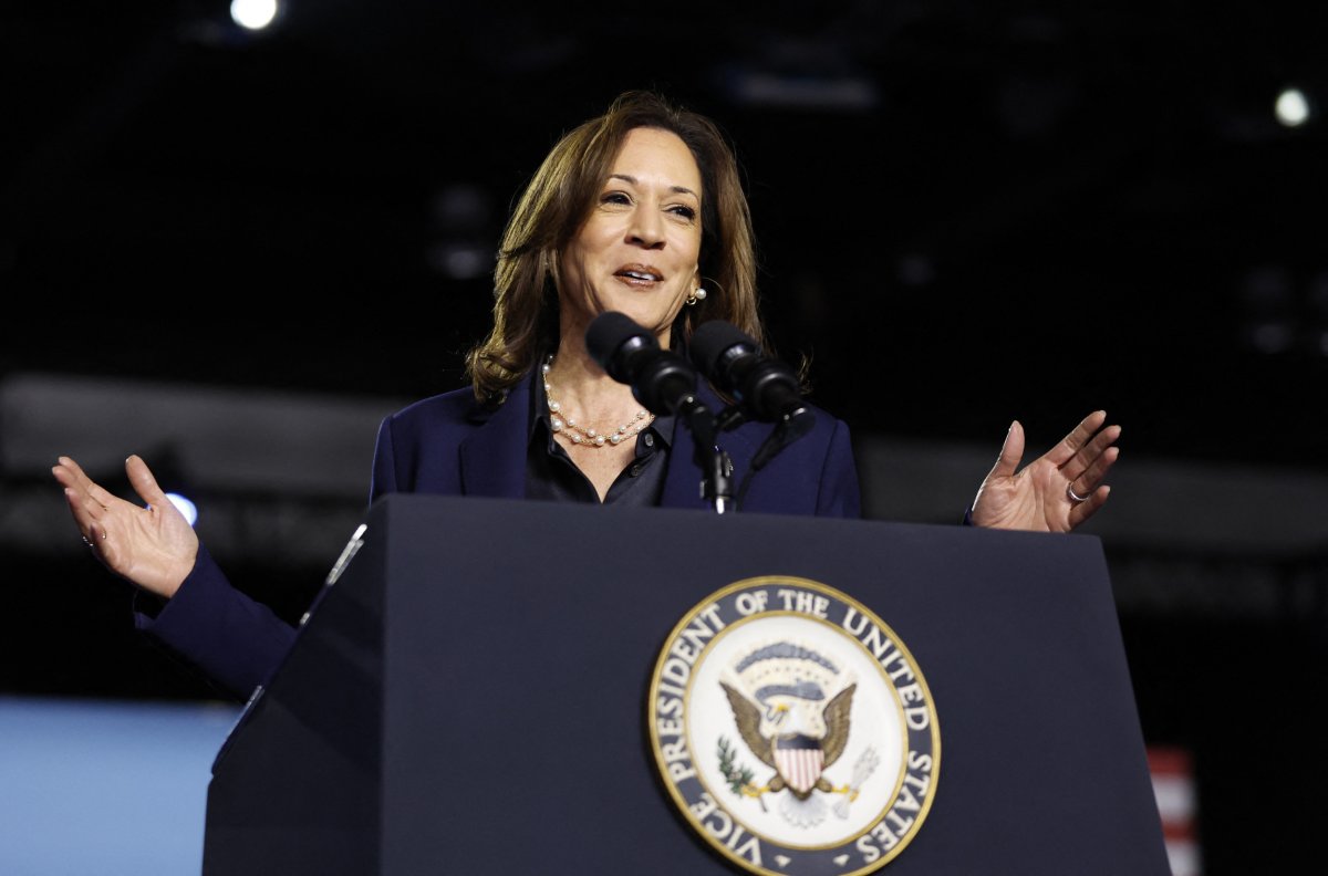 Kamala Harris Confronts Hecklers by Taking Shot at Trump Crowd Size