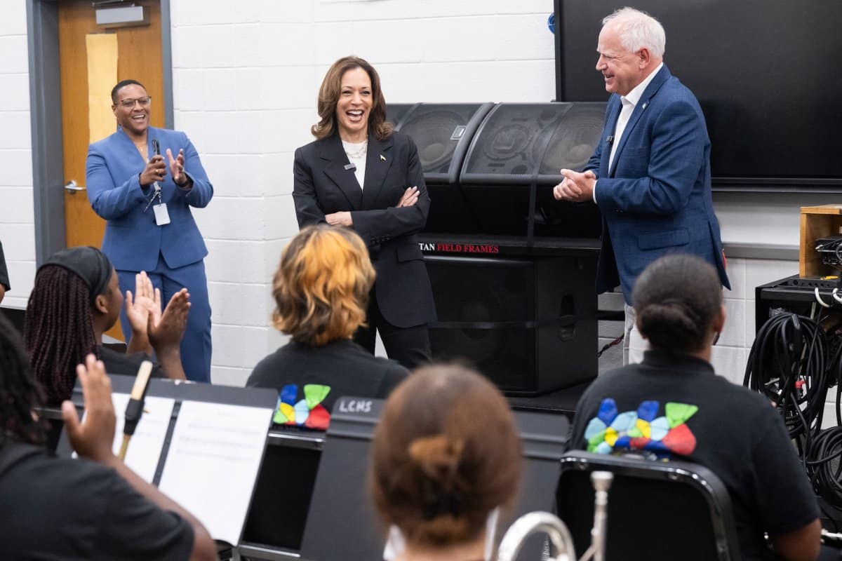 Harris Walz classroom visit