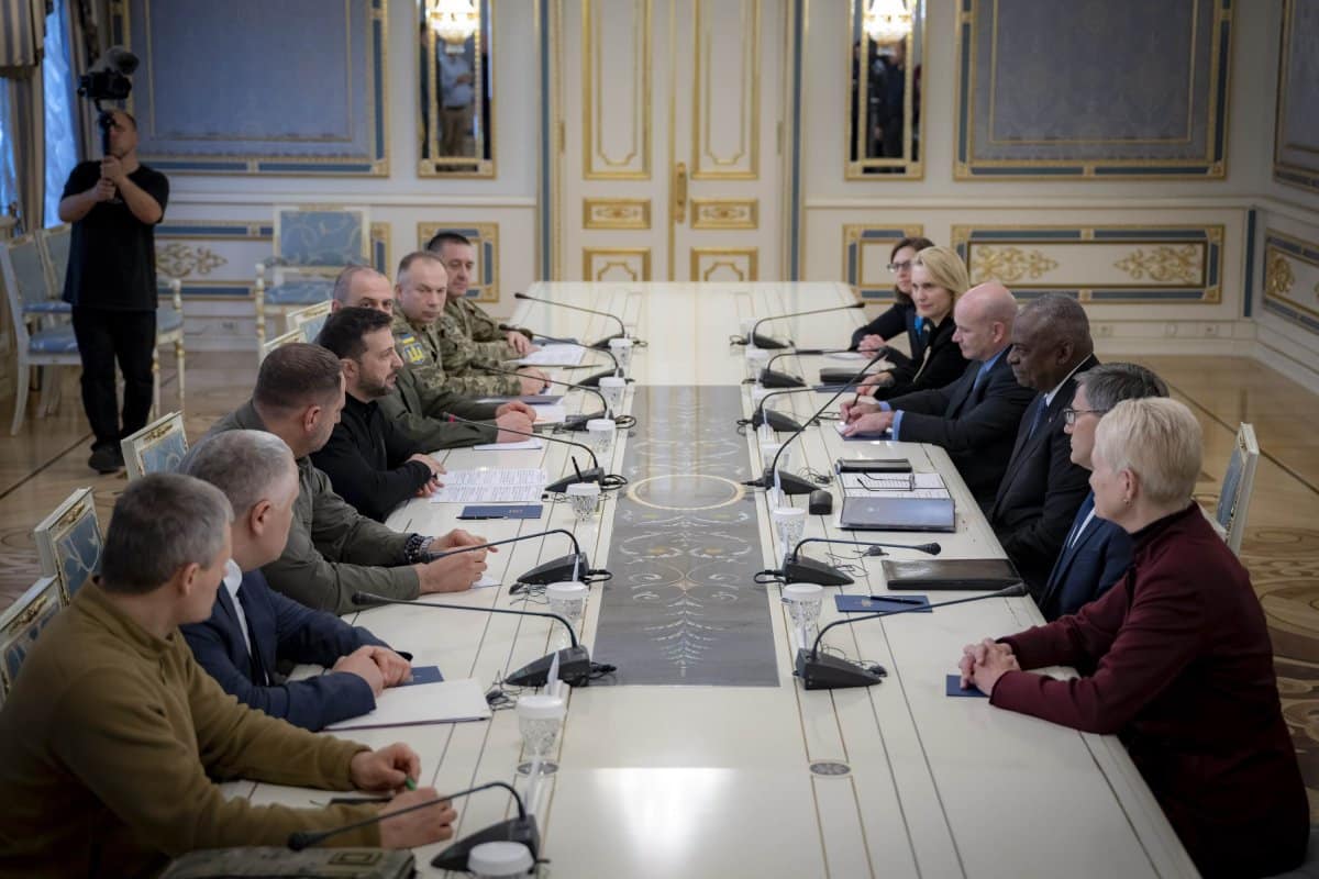 Lloyd Austin and Volodmyr Zelensky