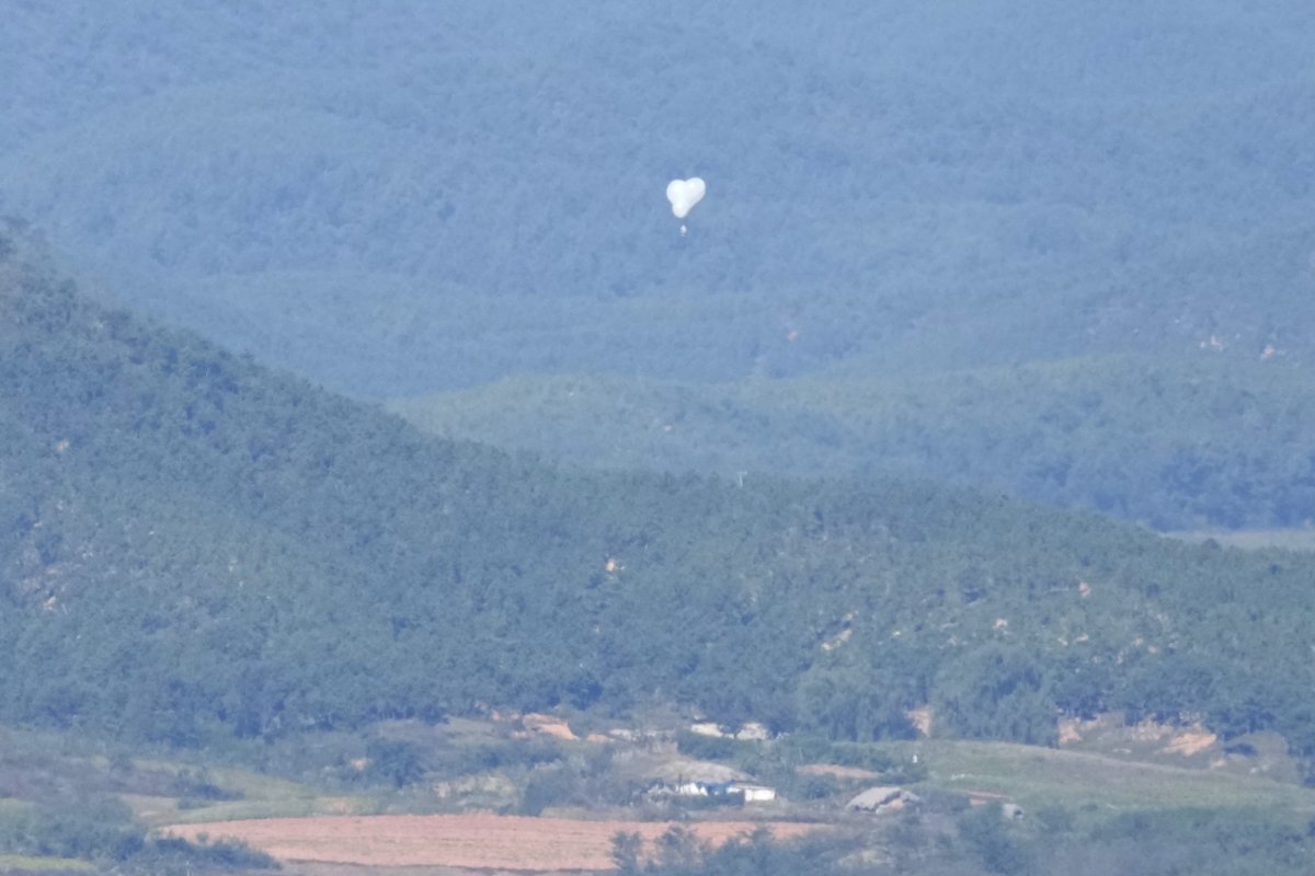 North Korean Trash Balloon Hits Seoul’s Presidential Compound