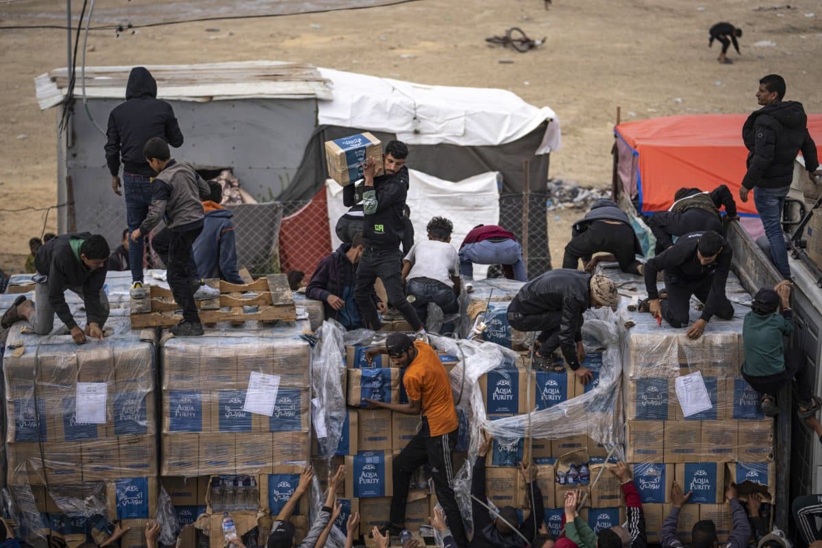 Palestinians grab humanitarian aid