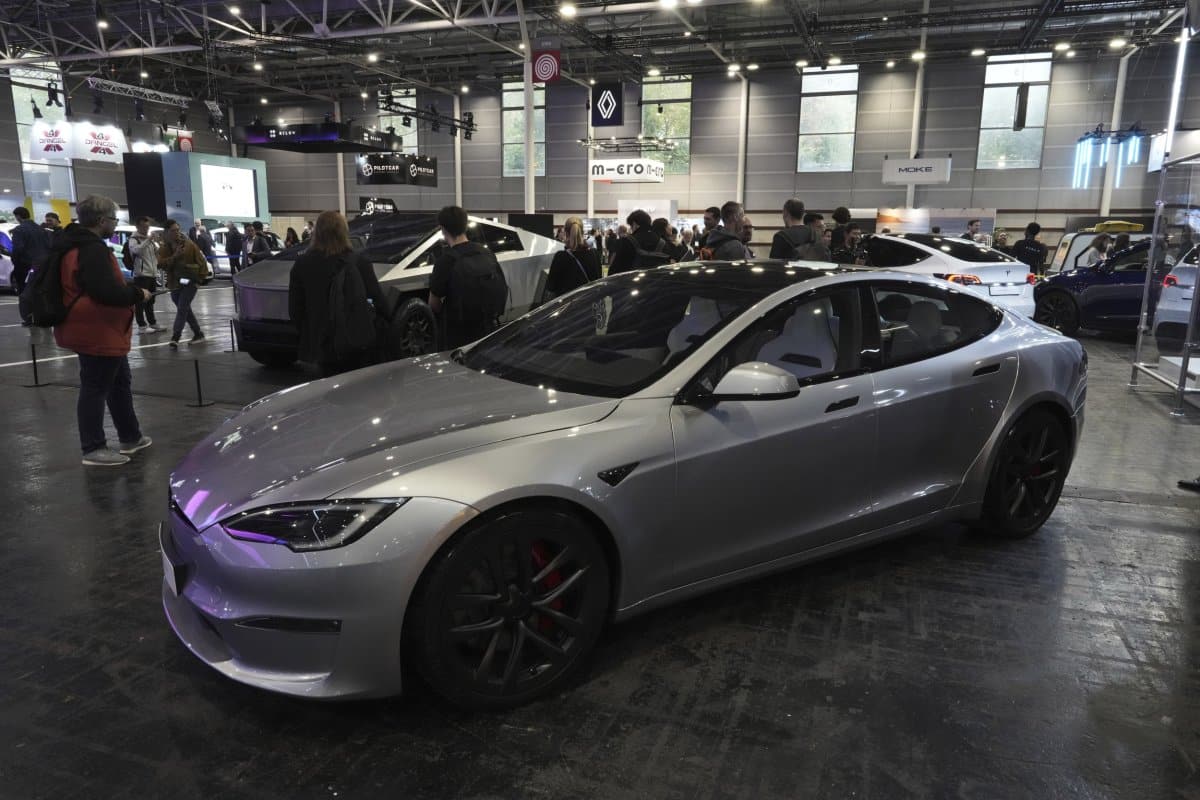 Tesla, Paris Auto Show