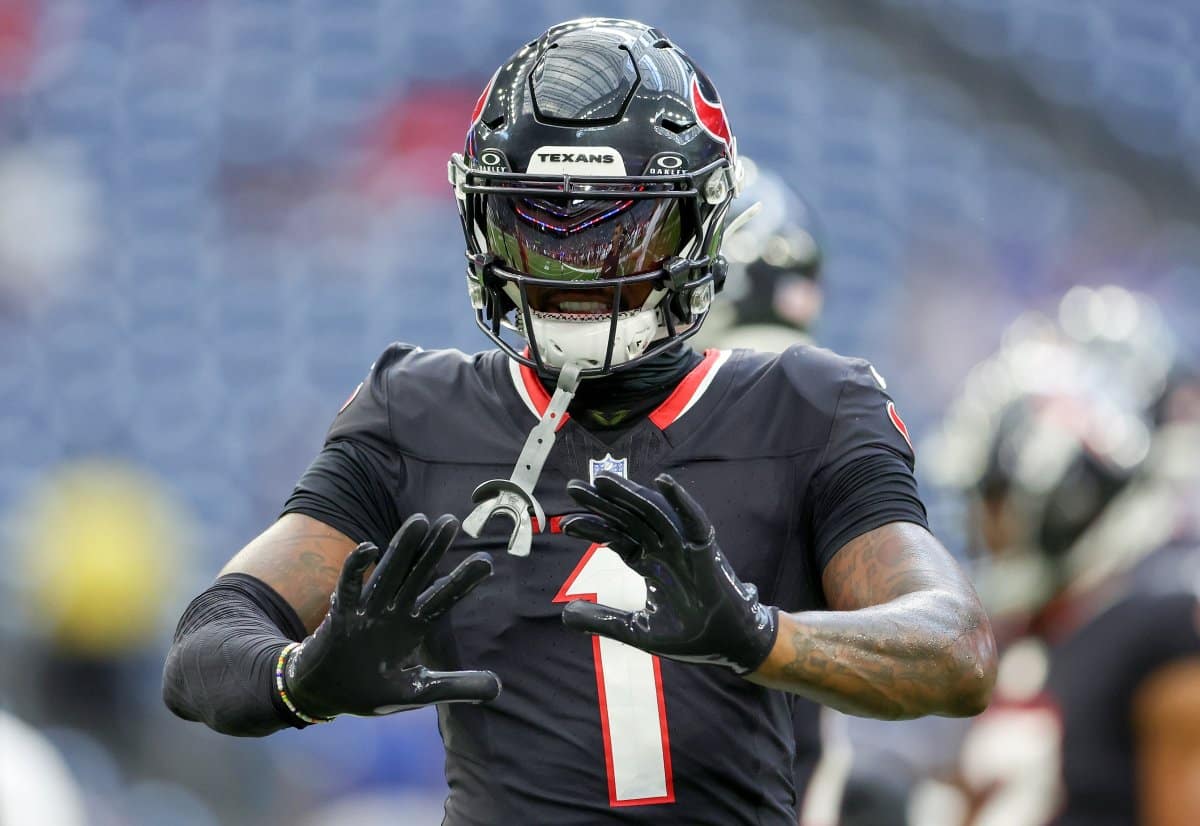 Texans’ Stefon Diggs Down After Suffering Scary Non-Contact Knee Injury