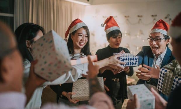 How do you play white elephant? The gift exchange rules, explained