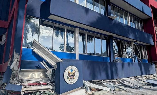 Quake rocks Pacific island Vanuatu, deaths feared, U.S. embassy damaged