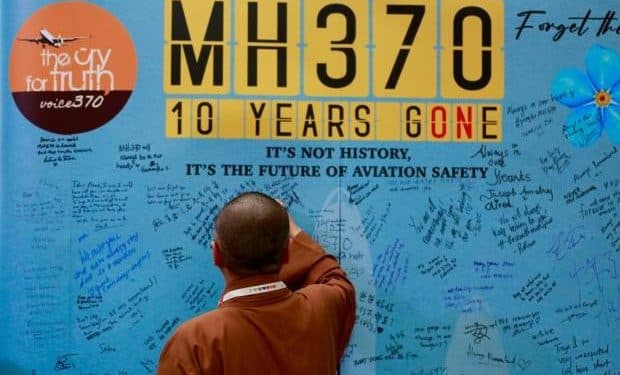 Malaysia agrees to launch new search for missing MH370 plane