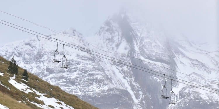 Dozens injured in chairlift accident at Spanish ski resort