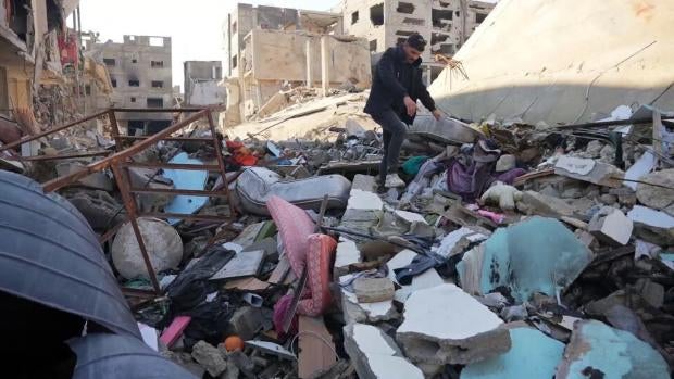 monzer-al-sharafi-gaza-displaced-cbs.jpg 