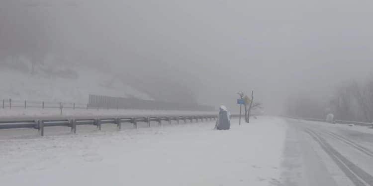 Eye Opener: Dangerous winter storms sweep across the country