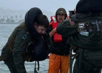 Good Samaritans help save pilots after Navy fighter jet crashes into San Diego Bay