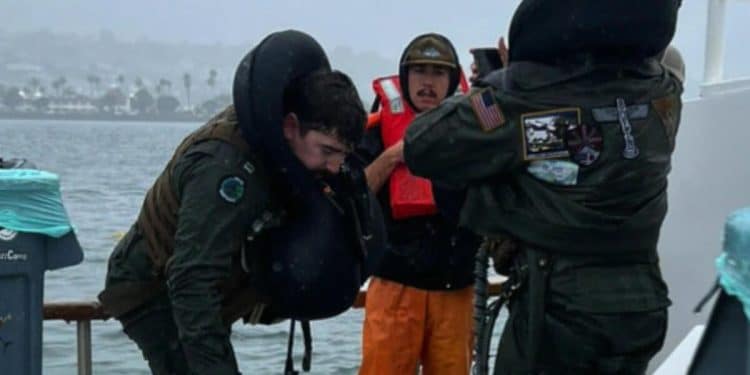 Good Samaritans help save pilots after Navy fighter jet crashes into San Diego Bay