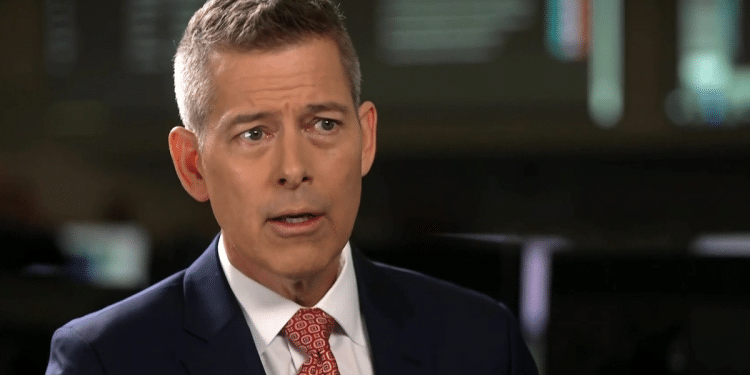 Transportation secretary says “it’s safe to fly” after series of plane crashes