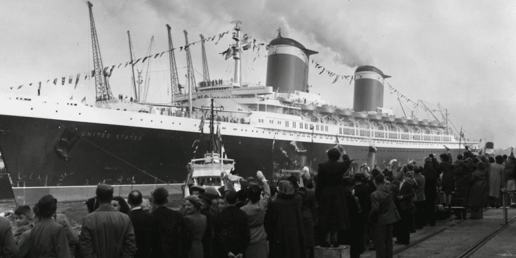 Historic SS United States makes final voyage before being turned into reef