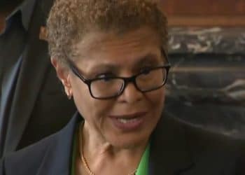 Los Angeles Mayor removes fire chief over wildfires handling