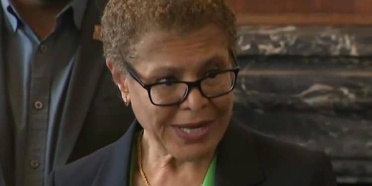 Los Angeles Mayor removes fire chief over wildfires handling