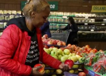 Mom buys “bare minimum” at grocery story as tariffs threaten further price hikes