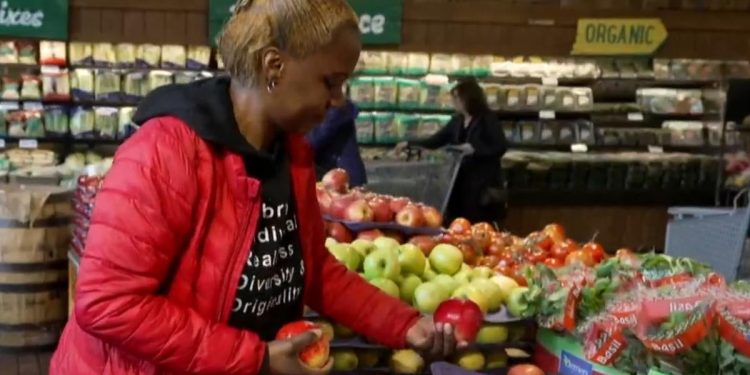 Mom buys “bare minimum” at grocery story as tariffs threaten further price hikes