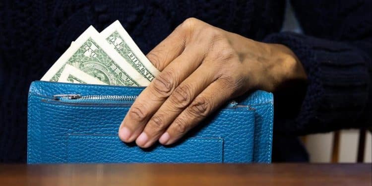 Most Americans say income is not keeping up with inflation, CBS News poll finds