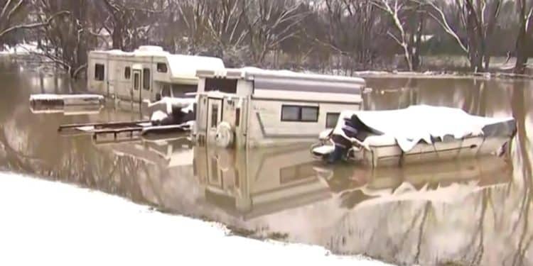 Snow in Tennessee and threats of remaining flood water increase