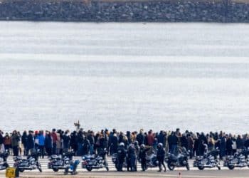 Families of victims visit site of plane crash near Washington, D.C.