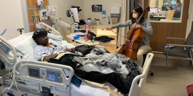 Medical student brings music to end-of-life care