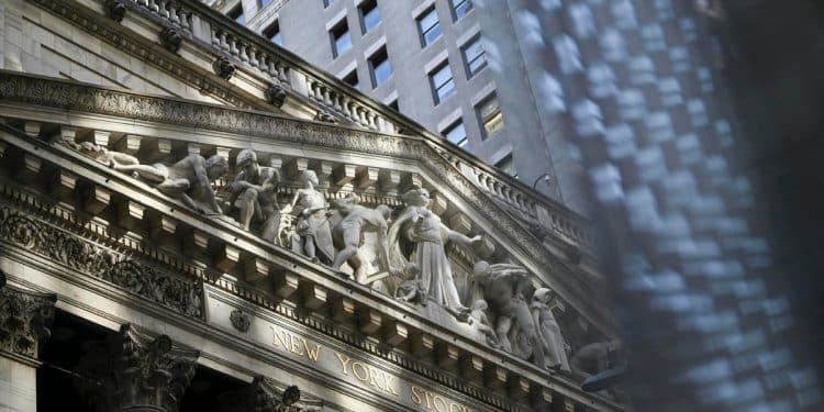 Dow futures inch higher after recession fears fuel plunge