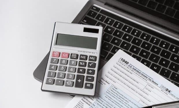 How much can the average tax refund earn in a CD?