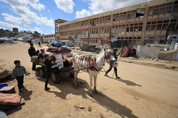 Israeli army forcibly displaces Palestinians in Shujaiyye neighborhood 